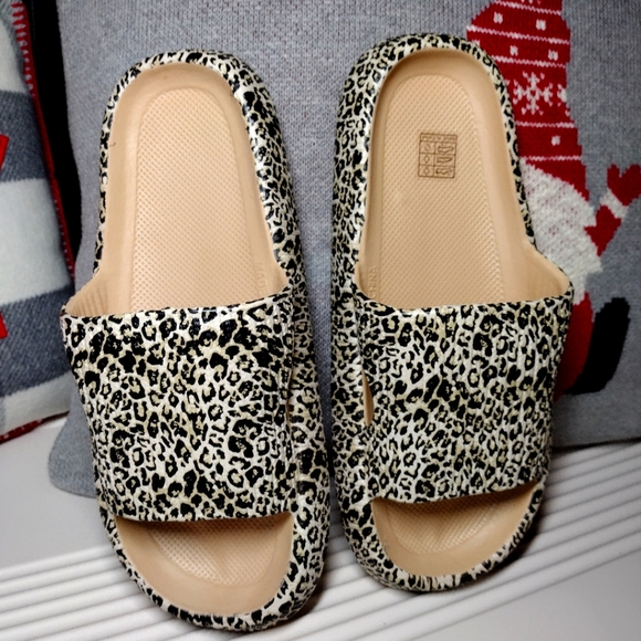 Sz 8.5-9 Animal Print Slides NEW, Foam Black, White, Yellow - Picture 2 of 13